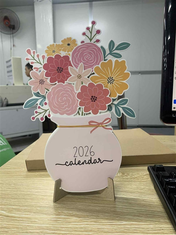 In Lịch Để Bàn Hình Lọ Hoa 2026